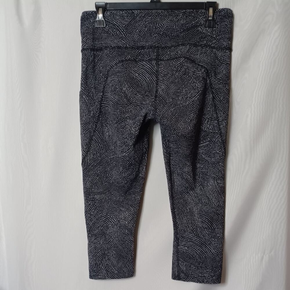 Lululemon Blue and Grey Nulux Fabric Crop Legging With Cut Out Hem.10 - Picture 9 of 12